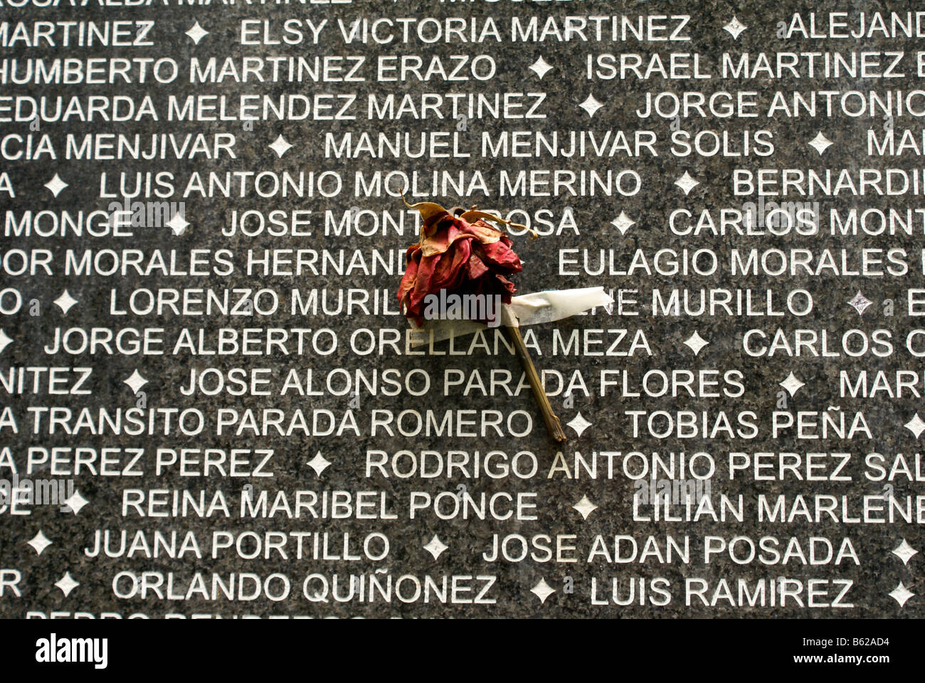 Blume mit Klebeband an das Monumento a la Memoria y la Verdad in Parque Cuscatlán, San Salvador, El Salvador Stockfoto