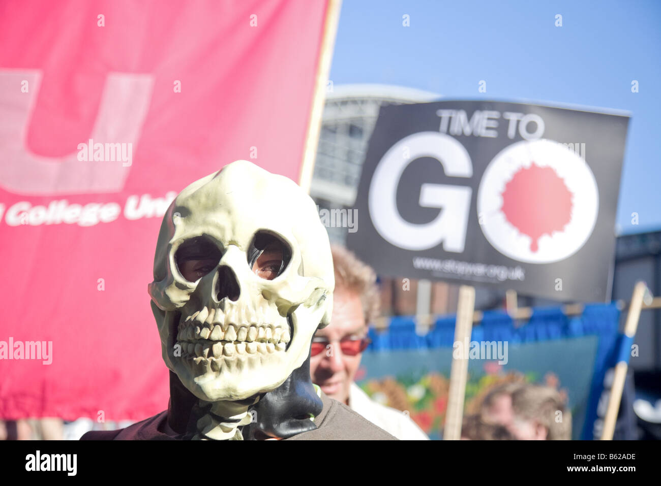 Frieden Demonstrant in Skull Maske Stockfoto