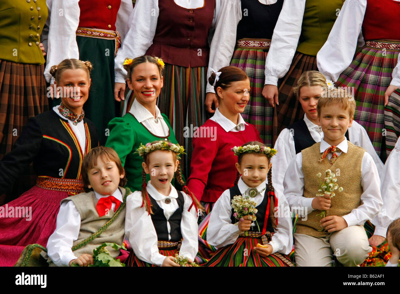 Folklore-Gruppe in traditioneller Tracht während des Mid-Summer Festivals in Jurmala, Lettland, baltischen Ländern Stockfoto