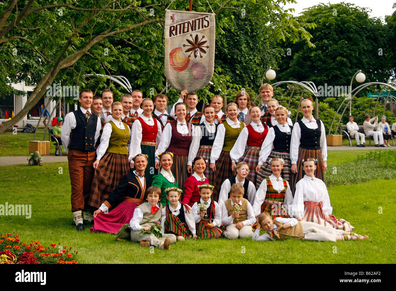Folklore-Gruppe in traditioneller Tracht während des Mid-Summer Festivals in Jurmala, Lettland, baltischen Ländern Stockfoto