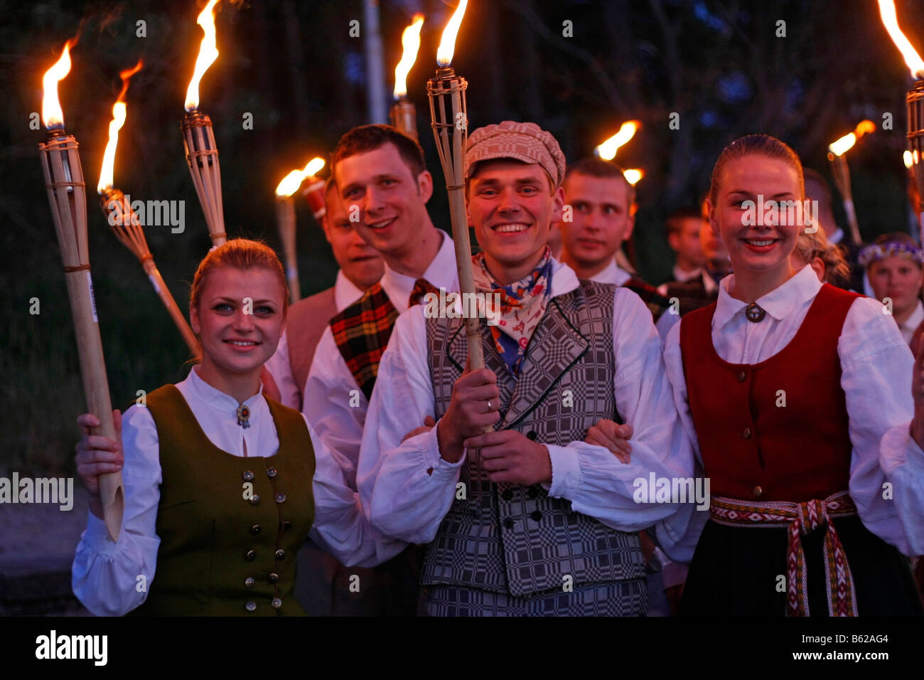 Jugendlichen mit Fackeln am Mittsommer Festival in Jurmala, Lettland, Baltikum, Europa Stockfoto