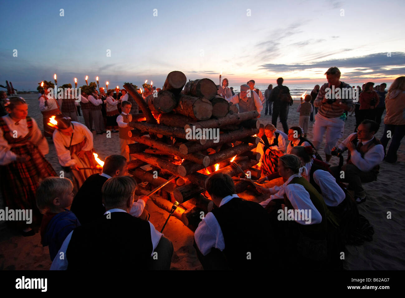 Lagerfeuer am Strand beim Midsummer Festival in Jurmala, Lettland, Baltikum, Europa Stockfoto