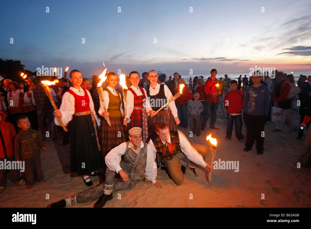 Jugendlichen mit Fackeln am Mittsommer Festival in Jurmala, Lettland, Baltikum, Europa Stockfoto