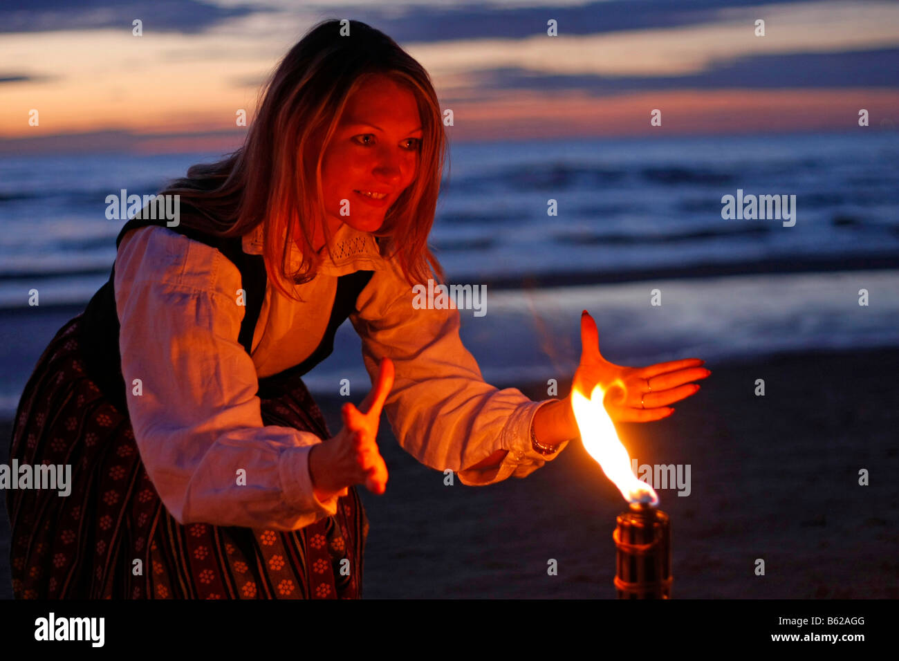 Junge Frau posiert am Strand das Mittsommerfest in Jurmala, Lettland, Baltikum, Europa Stockfoto