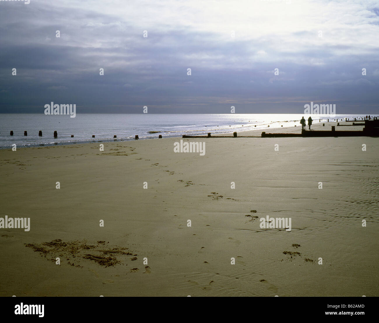 Winterwandern am Strand Stockfoto