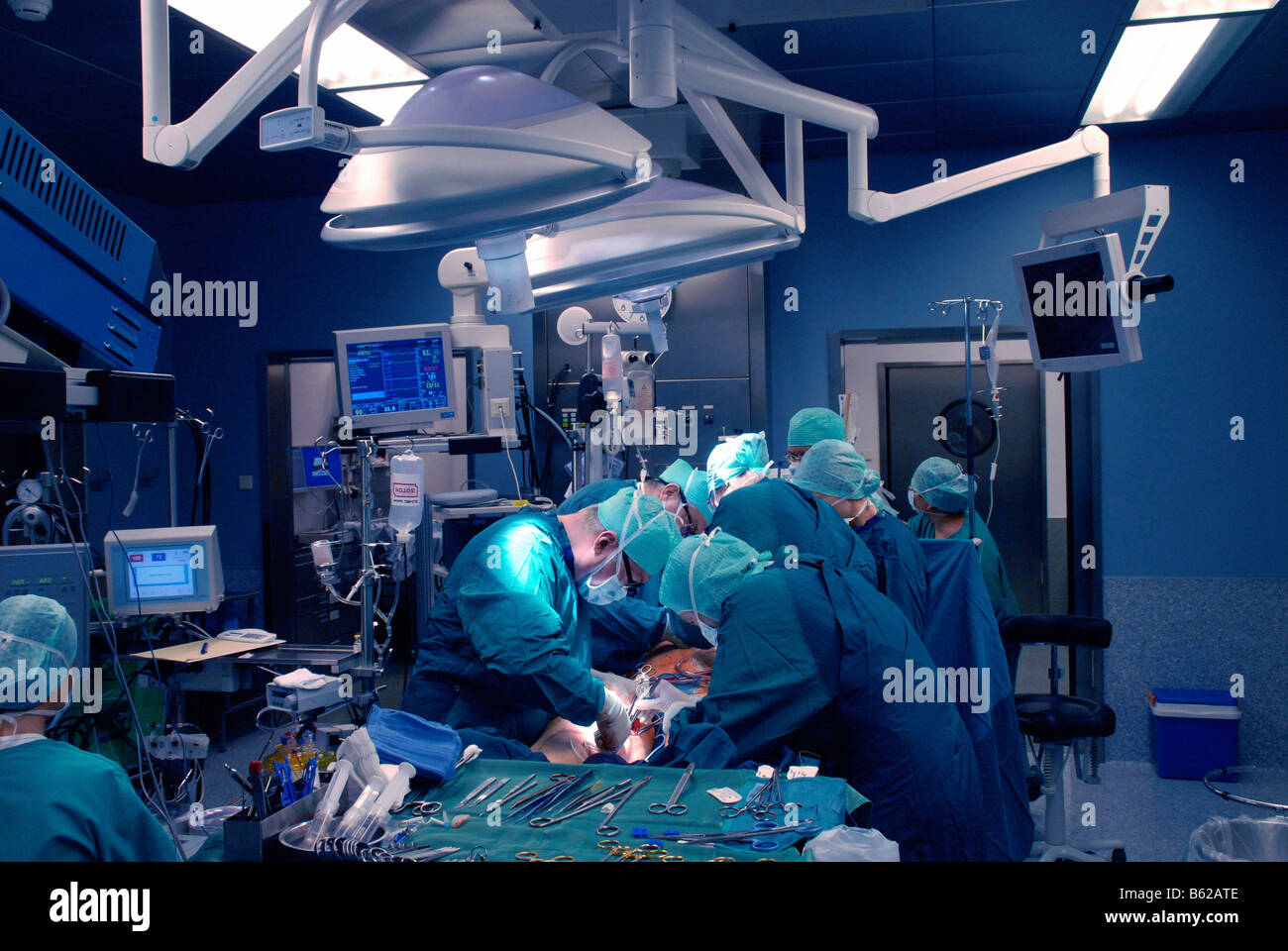 Ärzte und Krankenhauspersonal während einer Operation, OP, Krankenhaus Stockfoto