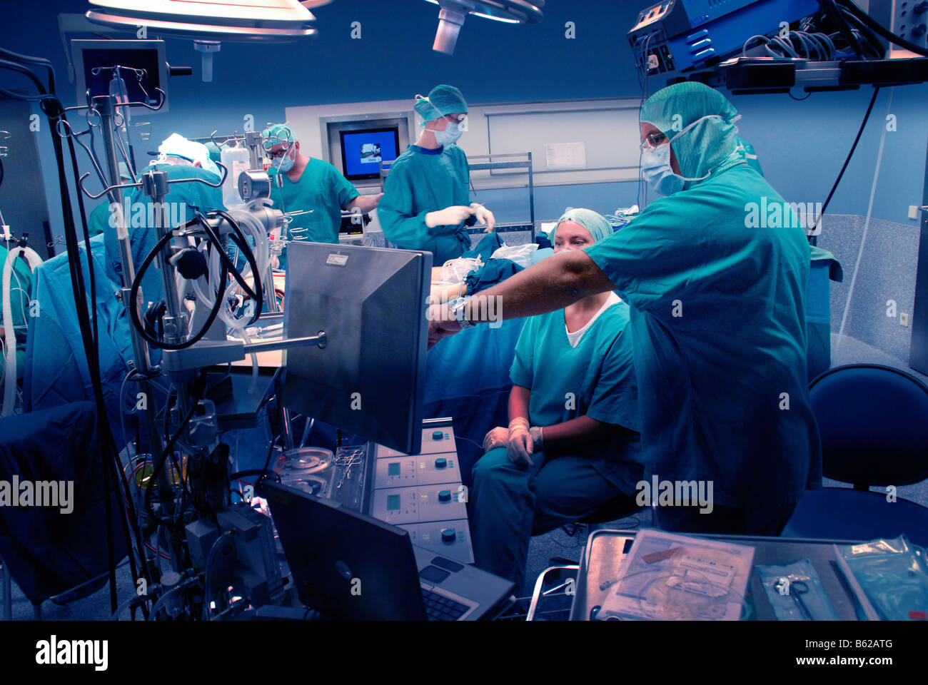 Briefing, Ärzte und Krankenhaus-Personal während einer Operation, OP, Krankenhaus Stockfoto