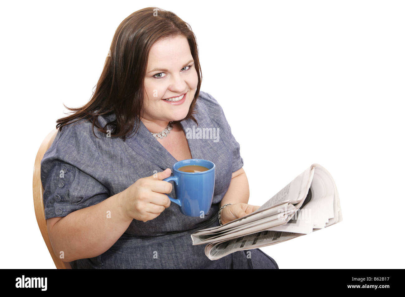 Hübsche plus Größe Geschäftsfrau Kaffeetrinken und las das Papier isoliert auf weiß Stockfoto
