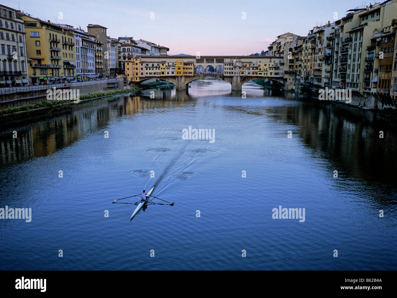 Ruderer auf dem Fluss Arno vor Ponte Vecchio Brücke, Florenz, Florenz, Toskana, Italien, Europa Stockfoto