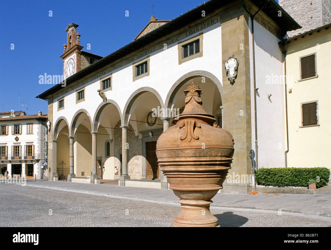Terrakotta-Vase vor der Pfarrkirche, Buondelmonti Square, Impruneta, Chianti, Florenz, Florenz, Toskana, Italien, Euro Stockfoto
