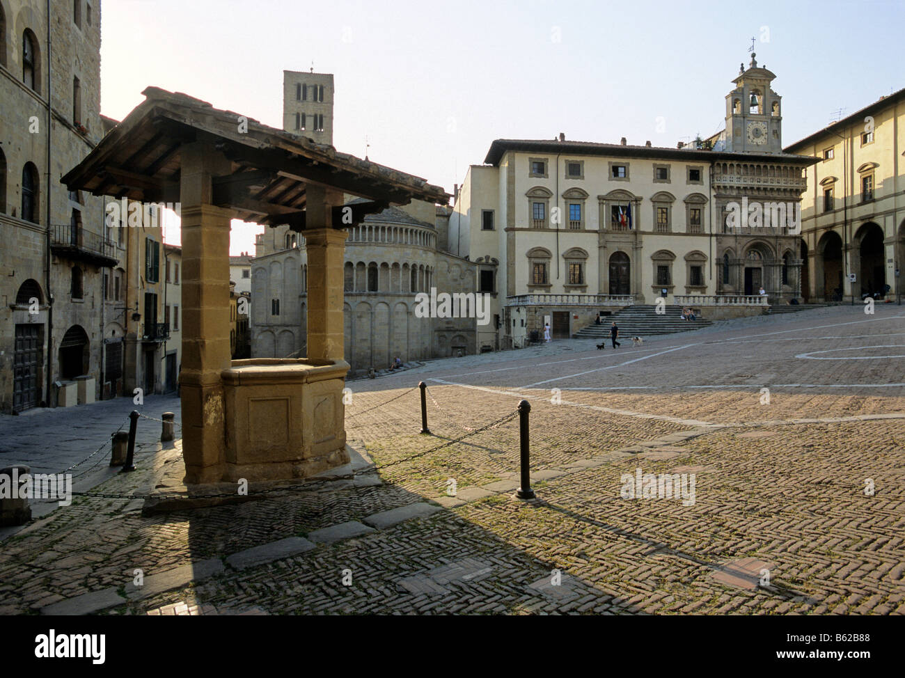 Zisterne vor der Basilika Santa Maria Delle Pieve, der Palazzo del Tribunale, der Palazzo della Fraternita dei Laici, th Stockfoto