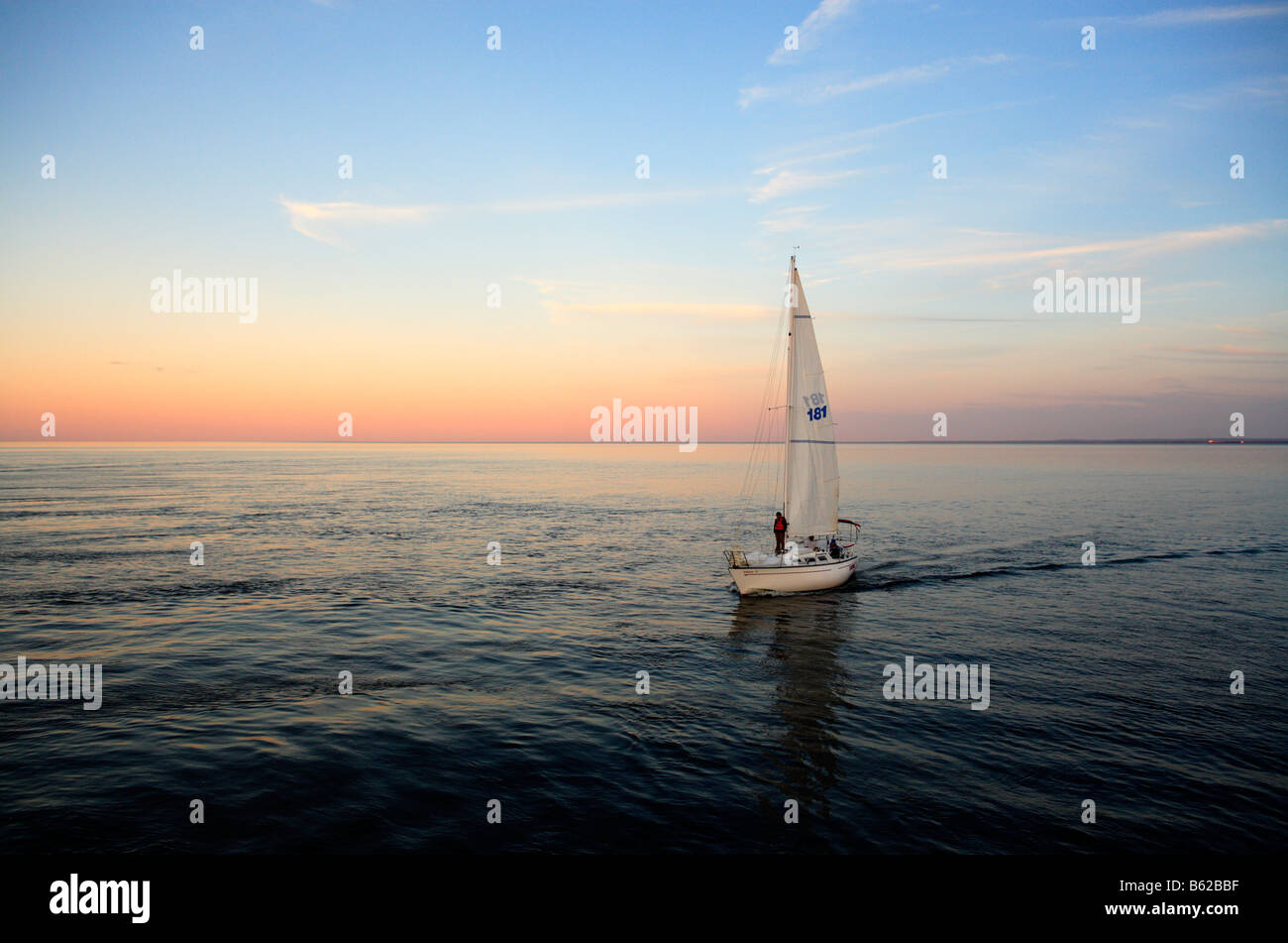 Ein Segelboot bei Sonnenuntergang am riesigen Lake Superior in der Nähe von Duluth, Minnesota. Stockfoto