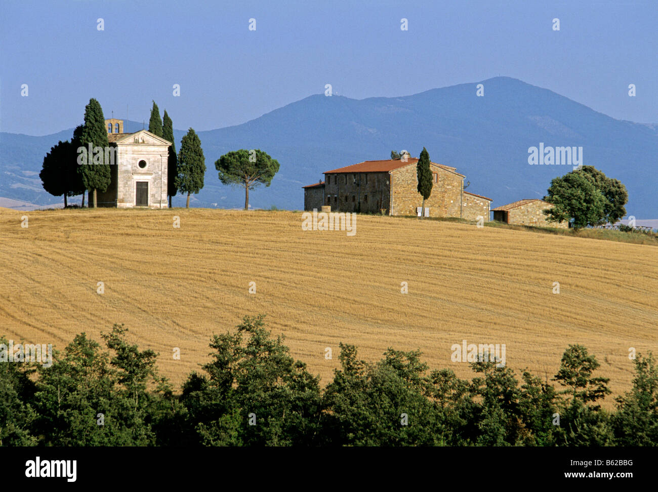 Capella di Vitaleta und Bauernhaus in Val d' Orcia in der Nähe von San Quirico d' Orcia vor Monte Amiata, Provinz Siena, Tu Stockfoto