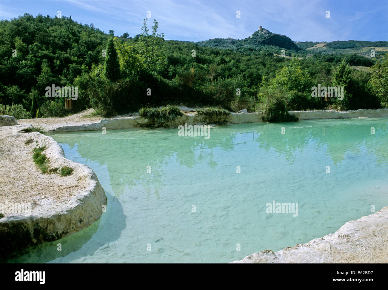 Thermalwasser in den Parco dei Mulini, Bagno Vignoni, hinten die Rocca d' Orcia, Provinz Siena, Toskana, Italien, Europa Stockfoto