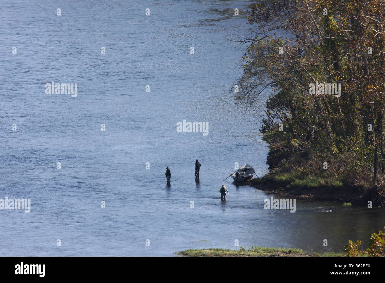 Drei fliegen Fischer am Ufer des Lake Taneycomo und ein weiteres Flowage flussabwärts vom Tisch Rock Dam Missouri Stockfoto