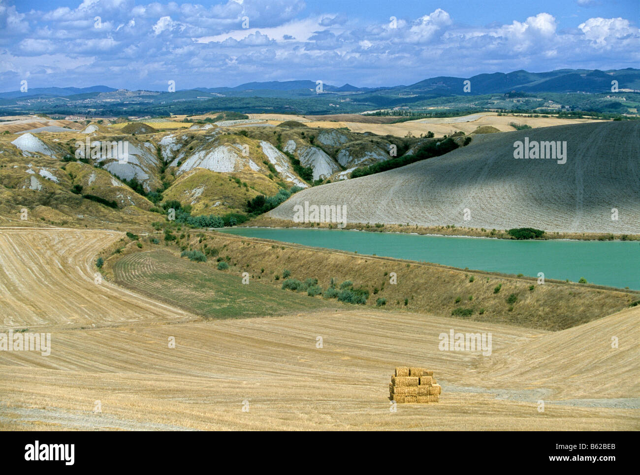 Stausee in einer Landschaft, Le Kreta in der Nähe von Leonina, Provinz Siena, Toskana, Italien, Europa Stockfoto