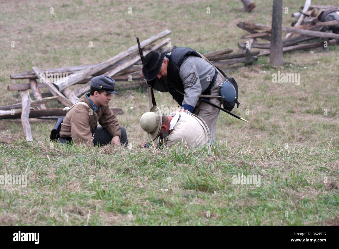 Konföderierten Sie Soldaten des Bürgerkriegs Kalvarienberg Überprüfung auf einen verletzten Mann in ein Civil War Reenactment im alten Wade House Stockfoto