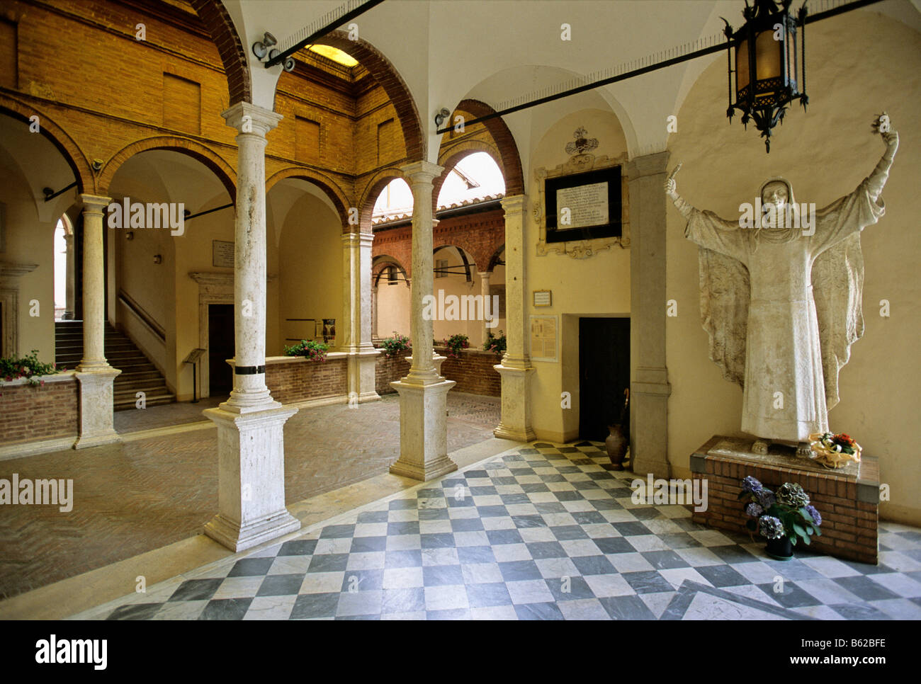 Santuario e Casa di Santa Caterina, Innenhof, Arkaden, Siena, Toskana, Italien, Europa Stockfoto