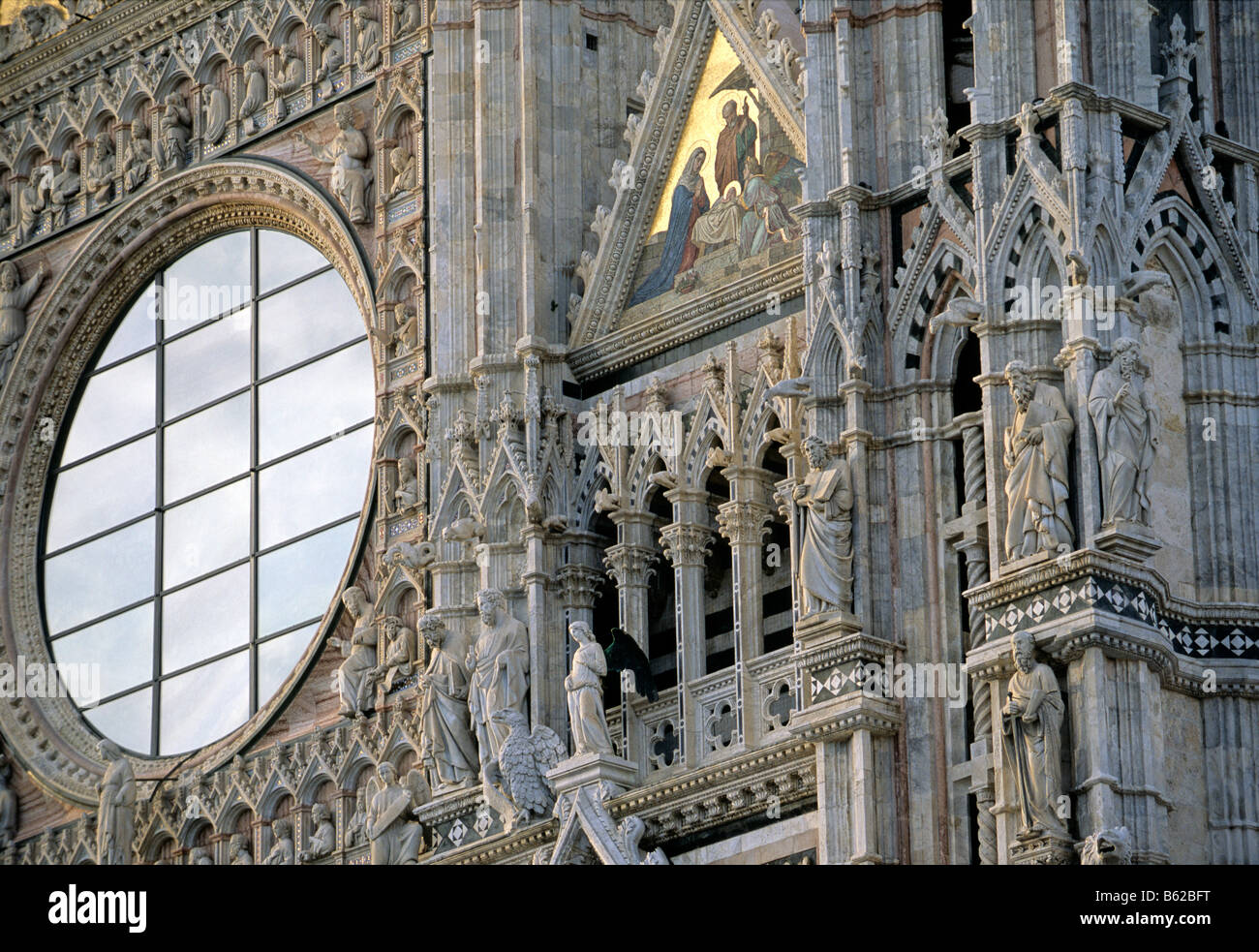 Die Kathedrale Santa Maria Assunta, Fassade, große Rosette, Mosaiken, Siena, Toskana, Italien, Europa Stockfoto