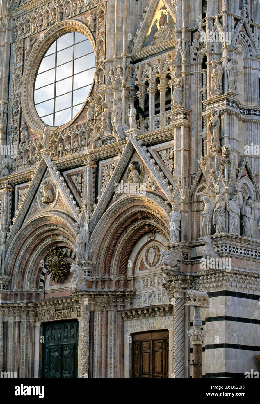 Die Kathedrale Santa Maria Assunta, Fassade, große Rosette, Mosaiken, Türen, Siena, Toskana, Italien, Europa Stockfoto