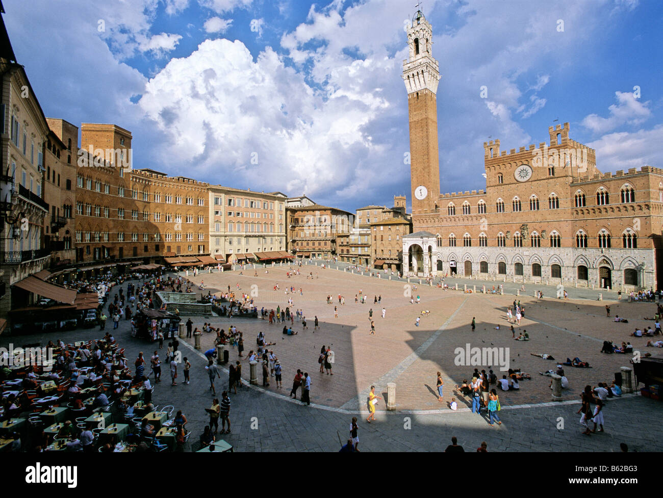 Palazzo Sansedoni links, P. Pubblico mit dem Torre del Mangia und Kapelle, Piazza Il Campo, Siena, Toskana, Italien, Europa Stockfoto