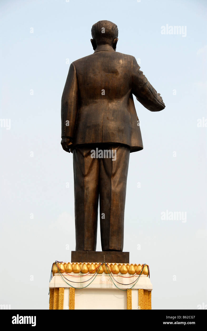 Kommunistische Statue des Führers der revolutionären Partei und ehemaliger Präsident Kaysone, von hinten gesehen, Kaysone Phomvihane mich Stockfoto