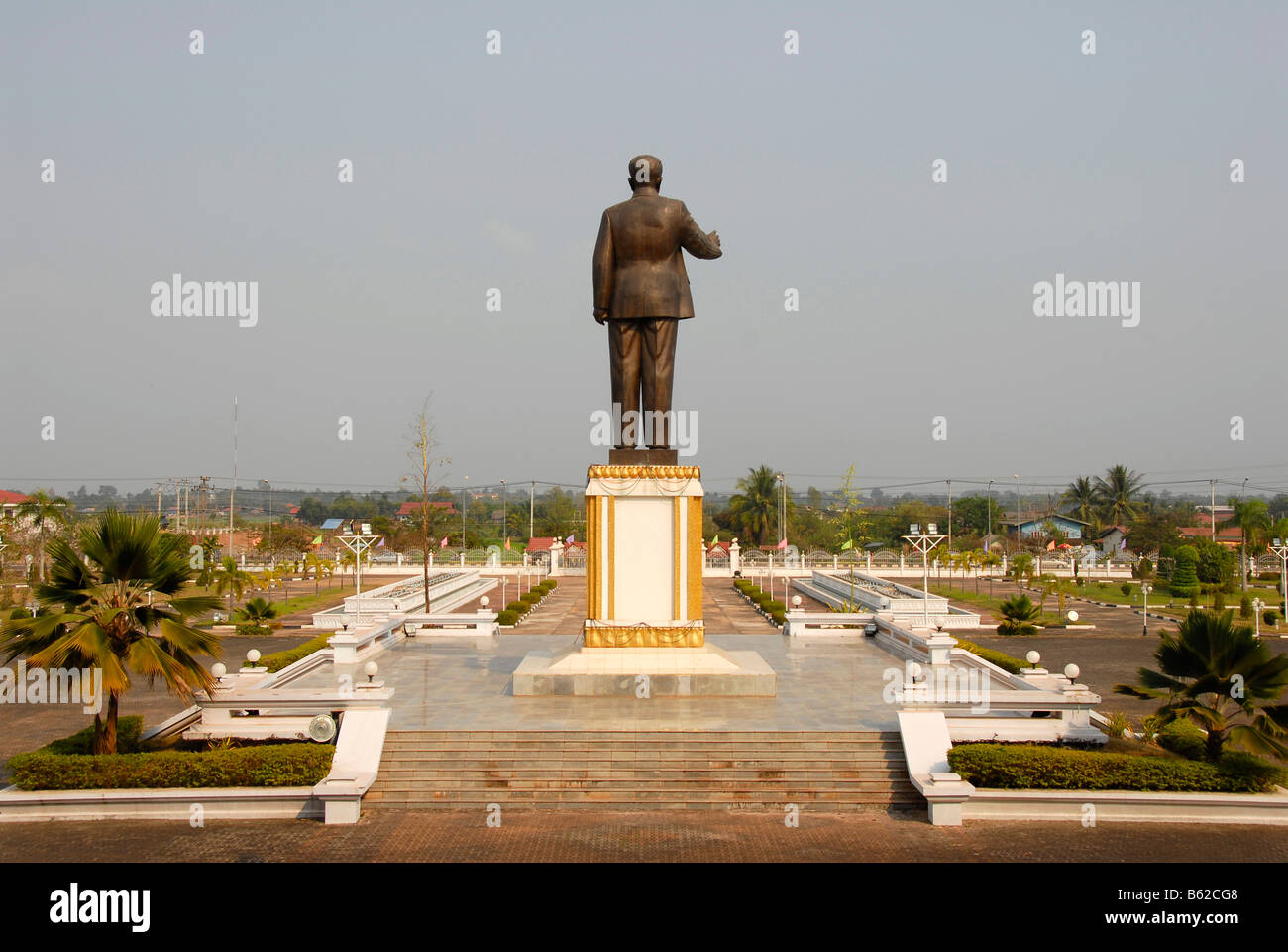 Kommunistische Statue des Führers der revolutionären Partei und ehemaliger Präsident Kaysone, von hinten gesehen, Kaysone Phomvihane mich Stockfoto