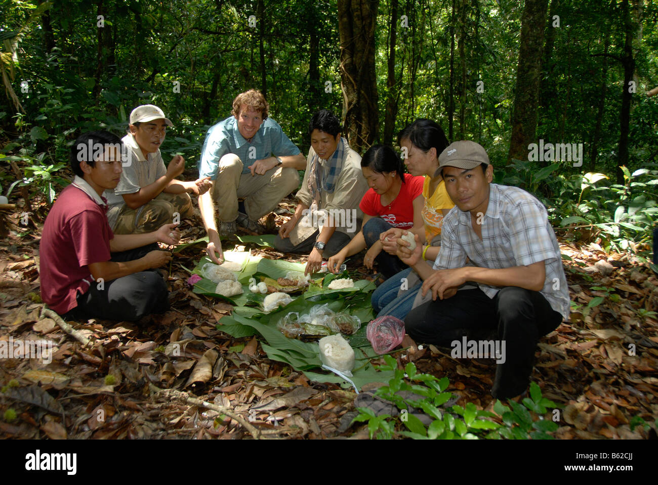 Picknick im Dschungel während einer Trekkingtour, Provinz Phongsali, Laos, Südostasien Stockfoto