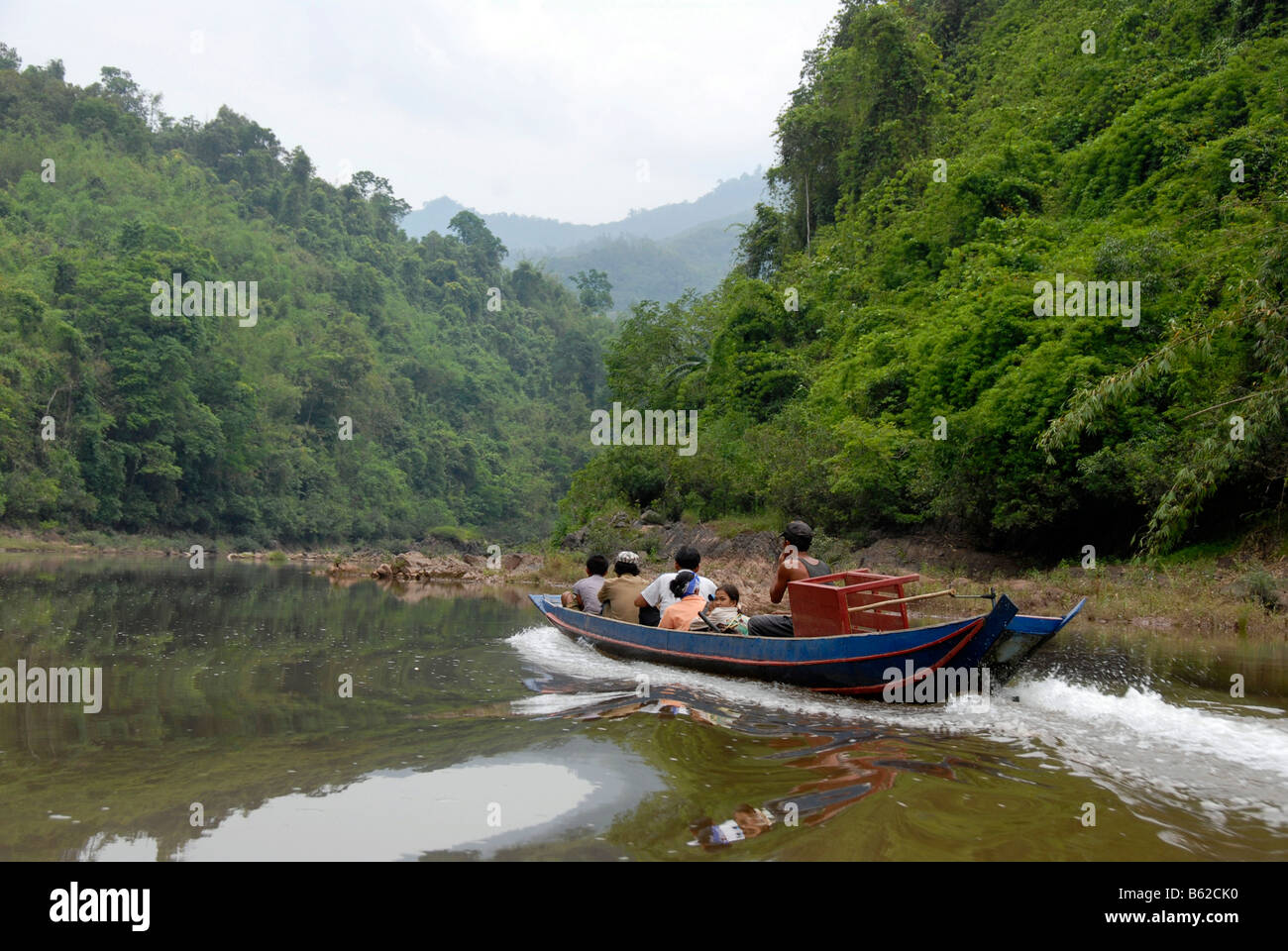 Abenteuerliche Bootsfahrt durch den Dschungel am Fluss Nam Ou, Provinz Phongsali, Laos, Südostasien Stockfoto