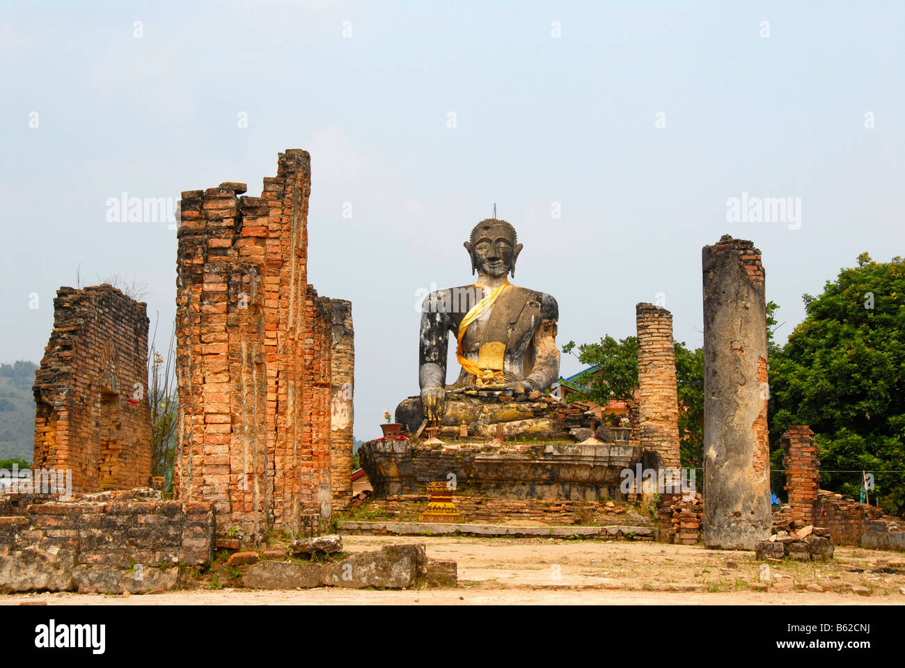 Antike Buddha-Statue und Spalten die buddhistischen Tempel von Wat Phia Wat zerstört in den Vietnam-Krieg, Muang Khoun, Xieng Khuan Stockfoto