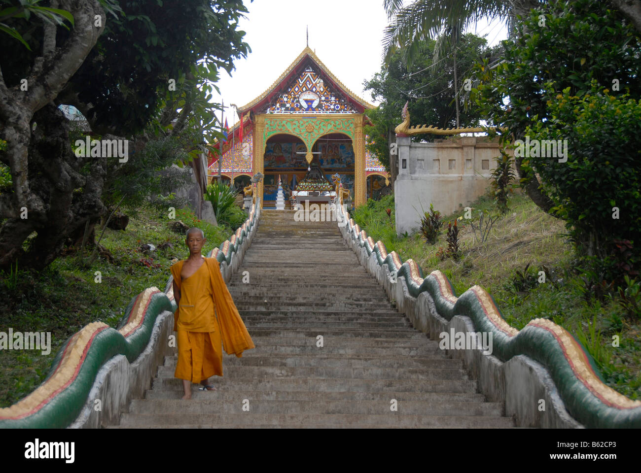 Buddhistischer Mönch auf der langen Treppe zum Tempel Wat Jom Khao Manilat in Houay Xai, Provinz Bokeo, Laos, Südostasien Stockfoto