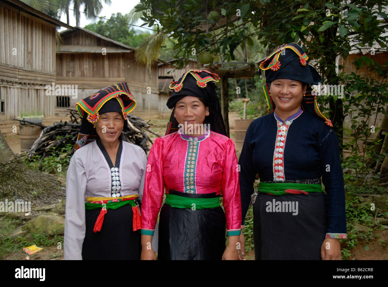 Drei Frauen des Stammes Tai Dam in Tracht, Ban Monesavanh, Provinz Phongsali, Laos, Südostasien Stockfoto