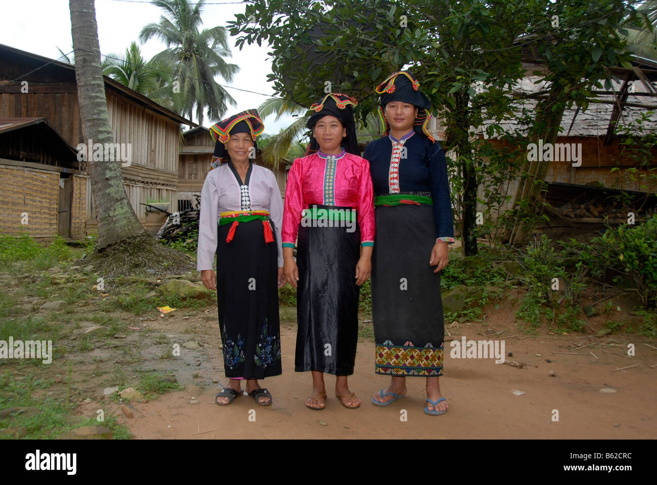 Drei Frauen des Stammes Tai Dam in Tracht, Ban Monesavanh, Provinz Phongsali, Laos, Südostasien Stockfoto