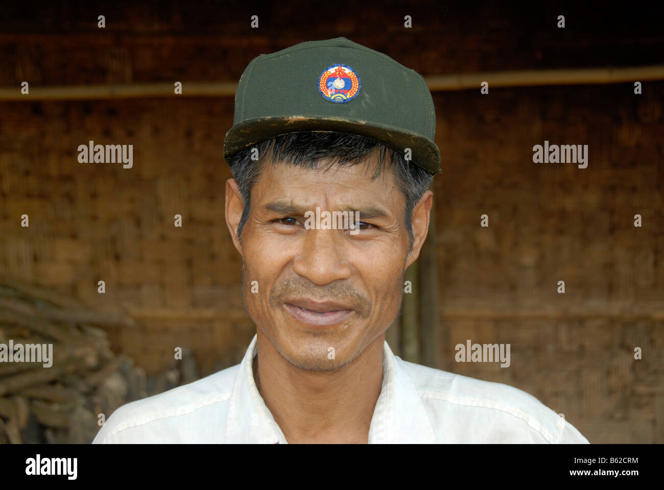 Porträt eines freundlichen Polizisten des Stammes Khmu mit Schirmmütze, Ban Lahang Yai, Provinz Phongsali, Laos, Südostasien Stockfoto