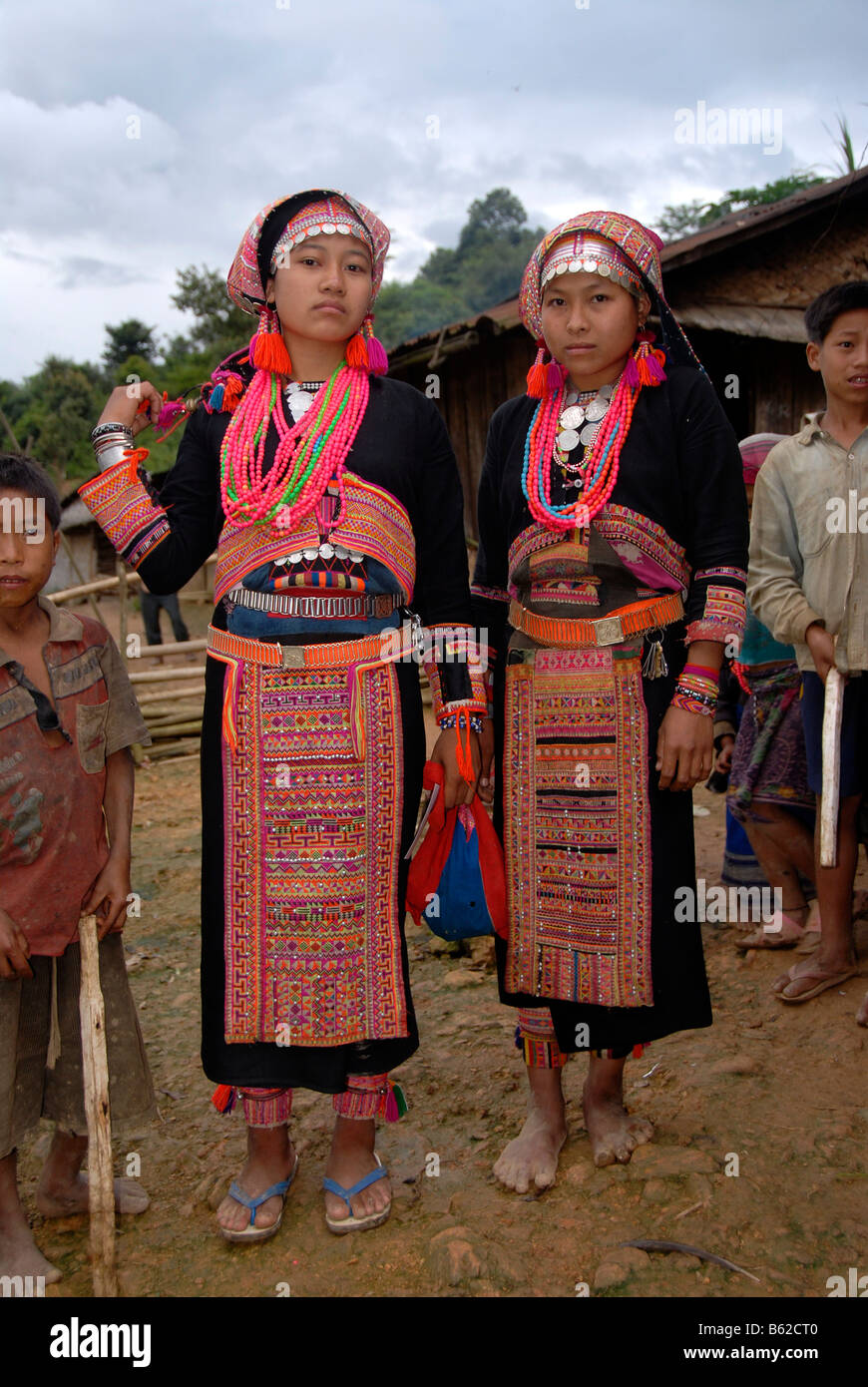 Junge Frauen des Stammes Akha Pala tragen bunte Tracht, Ban Saenkham Tai, Provinz Phongsali, Laos, Süd Eas Stockfoto