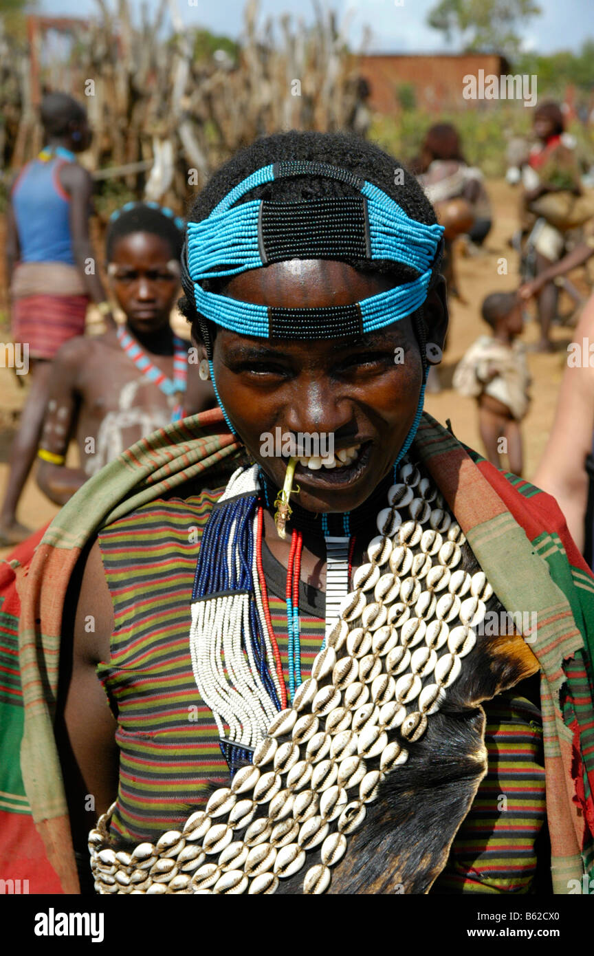 Porträt eines Mädchens trägt eine Halskette gemacht von Kauri-Muscheln, Keyafer, Äthiopien, Afrika Stockfoto
