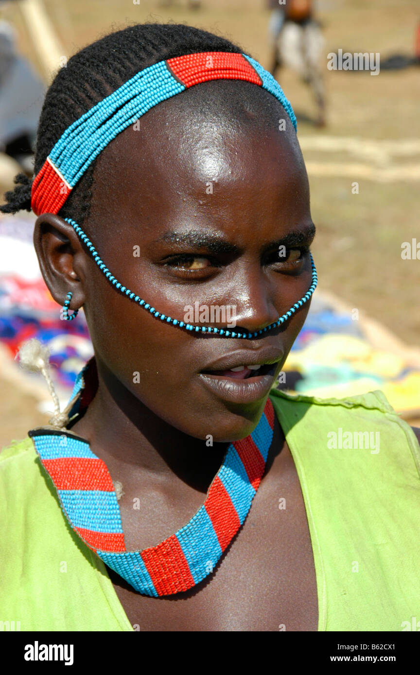 Porträt einer jungen Frau trägt eine bunte Halskette, Keyafer, Äthiopien, Afrika Stockfoto