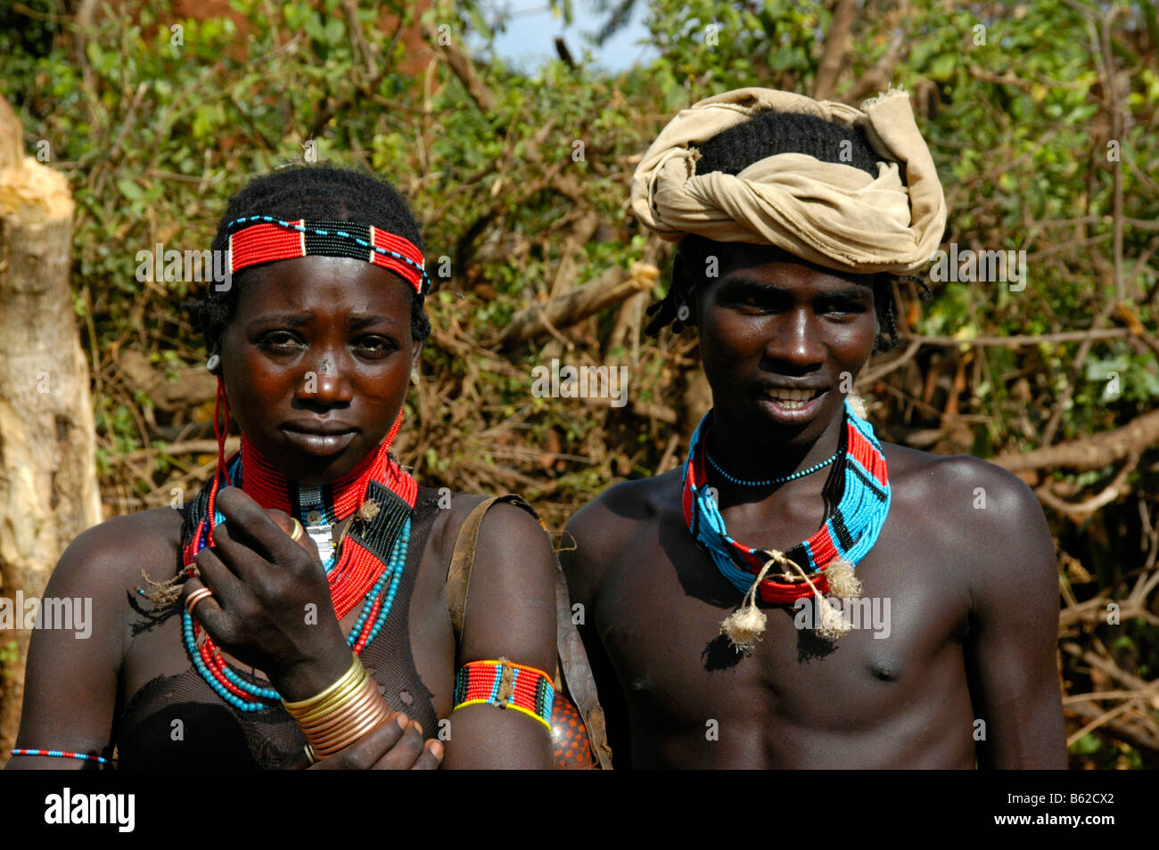 Portrait of a paar, bunter Schmuck, Keyafer, Äthiopien, Afrika Stockfoto
