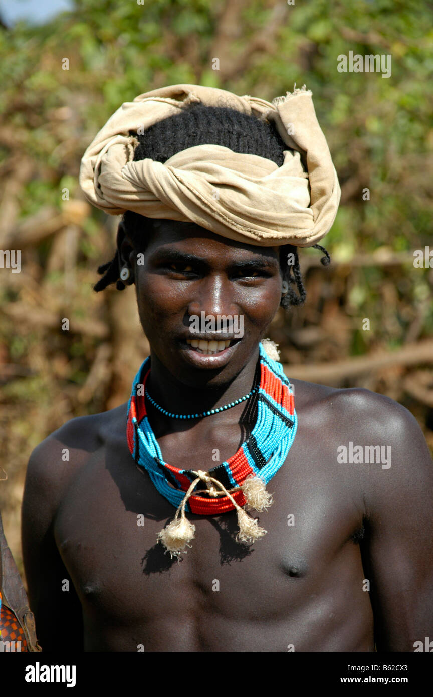 Porträt eines jungen Mannes mit einem bunten Halskette und einem weißen Turban, Keyafer, Äthiopien, Afrika Stockfoto