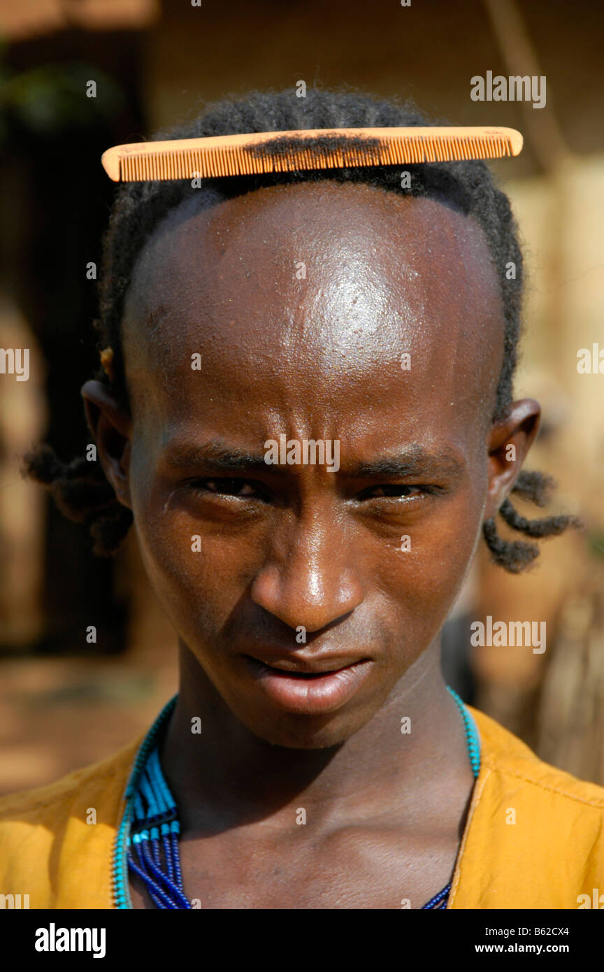 Porträt eines jungen Mannes, Kamm, in seine Haare, Keyafer, Äthiopien, Afrika Stockfoto