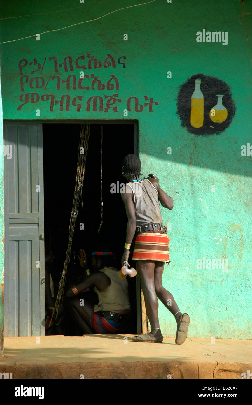 Junge Mann trägt einen Minirock am Eingang der Bar zu bekommen Tedj, Honig-Bier, Keyafer, Äthiopien, Afrika Stockfoto
