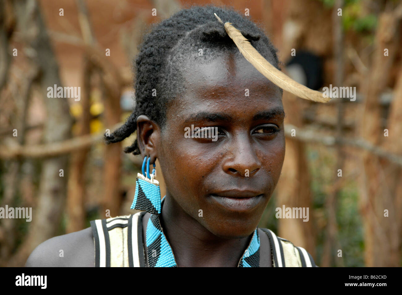 Porträt eines jungen Mannes mit einer Feder in seine Haare, Keyafer, Äthiopien, Afrika Stockfoto
