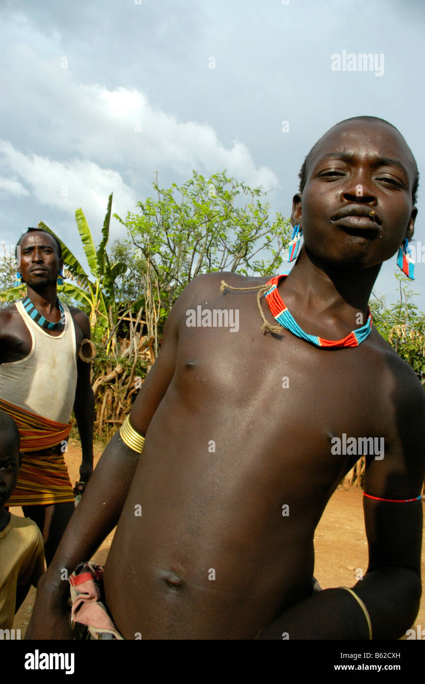 Porträt eines jungen Mannes Biegung seines Körpers, cool, Keyafer, Äthiopien, Afrika Stockfoto