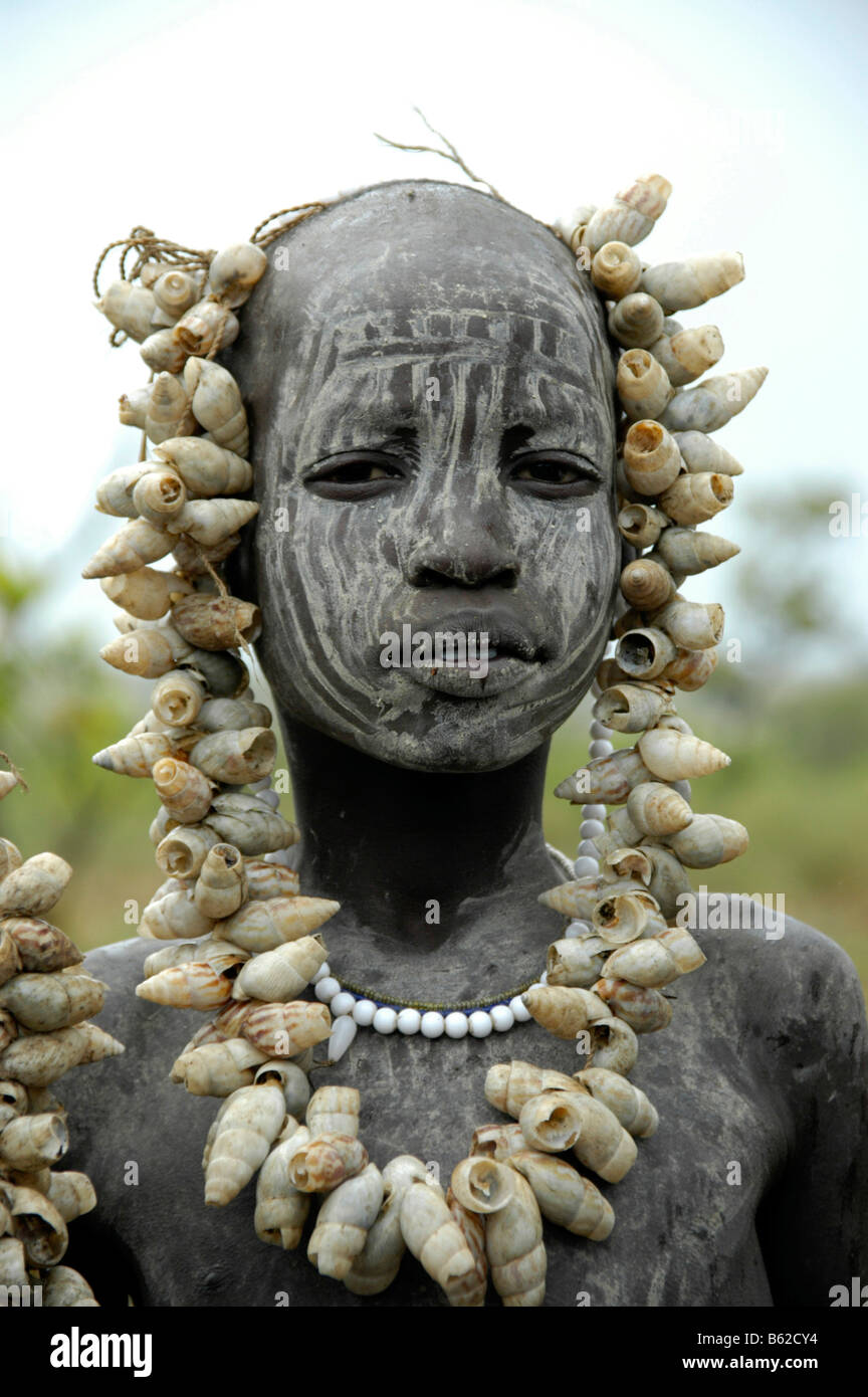 Porträt eines Mädchens aus dem Stamm der Mursi, Gesicht gemalt weiß, große Kette aus Muscheln, in der Nähe von Jinka, Äthiopien, Afrika Stockfoto