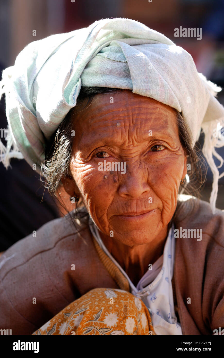 Burmesische Seniorin ein Kopftuch, Porträt, Bagan, Myanmar, Süd-Ost-Asien Stockfoto