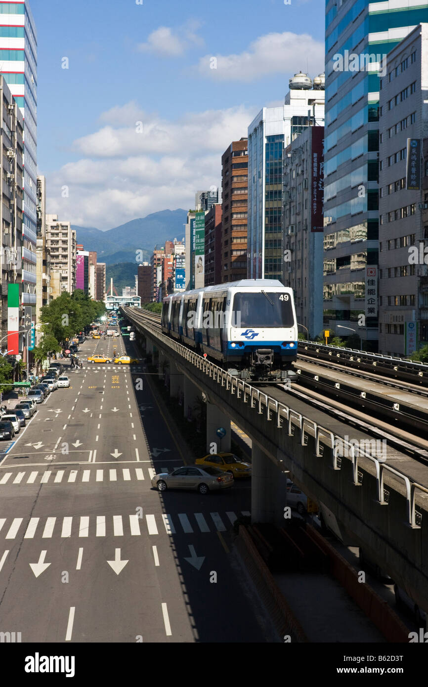 Blick nach Norden auf Taipeh MRT braune Linie und Fuxing North Rd, Taipei, Taiwan, Republik China (ROC) Stockfoto