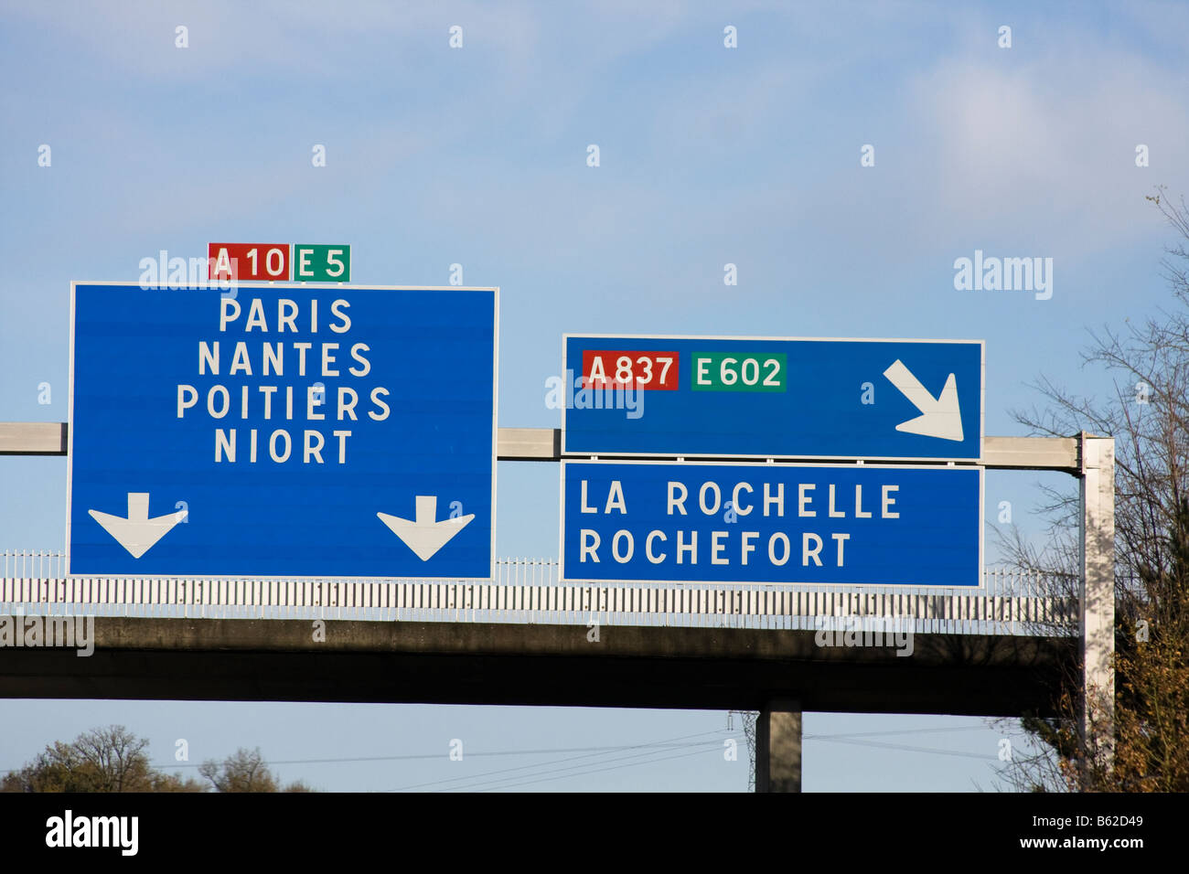 Französisch Autoroute Wegweiser nach Paris, Nantes, Poitiers, Niort, La Rochelle, Rochefort Stockfoto