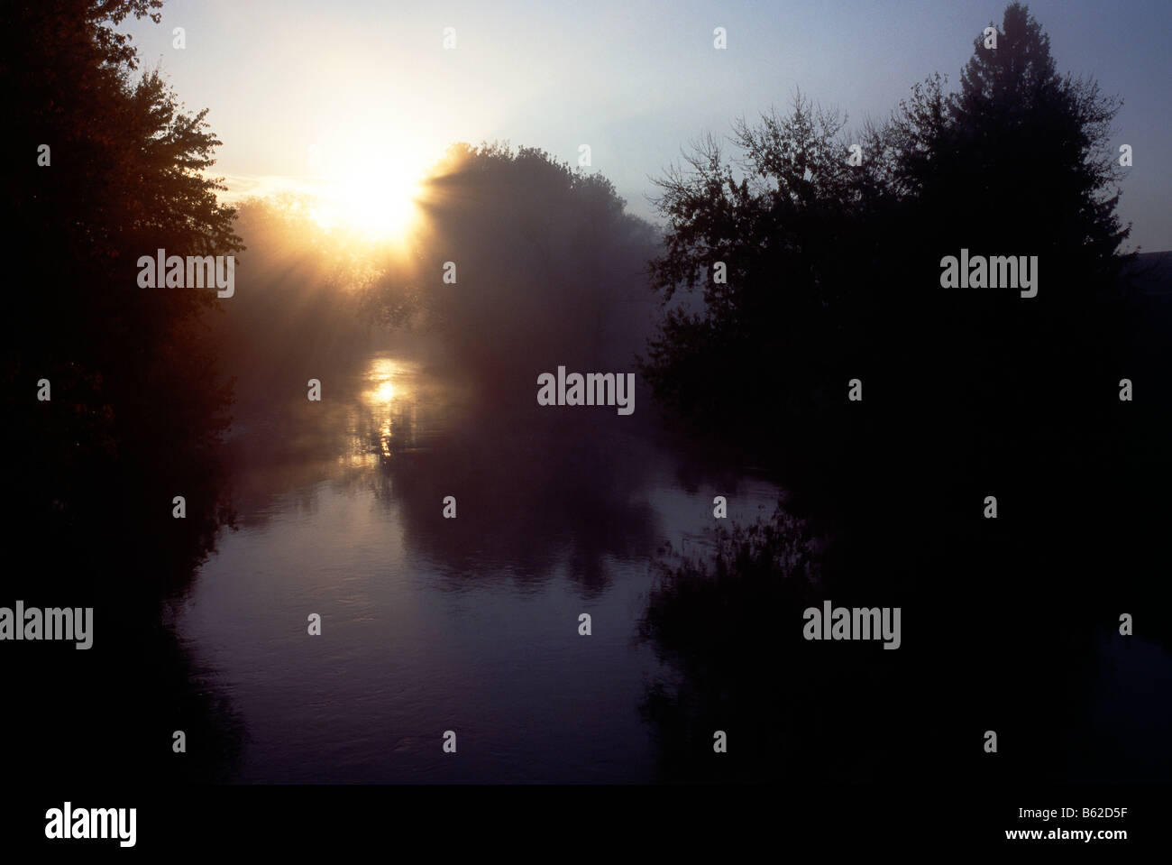 Sunrise durch einen nebligen Nebel Brandywine Creek, Chadds Ford, Chester County, Pennsylvania, USA Stockfoto