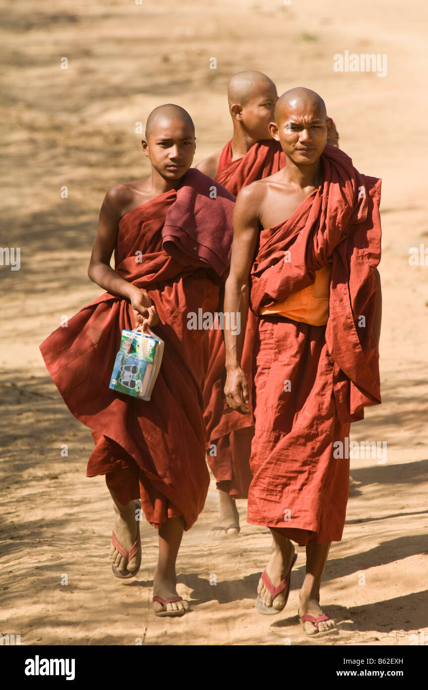 Junge Mönche auf einer Straße, Bagan, Myanmar Stockfoto