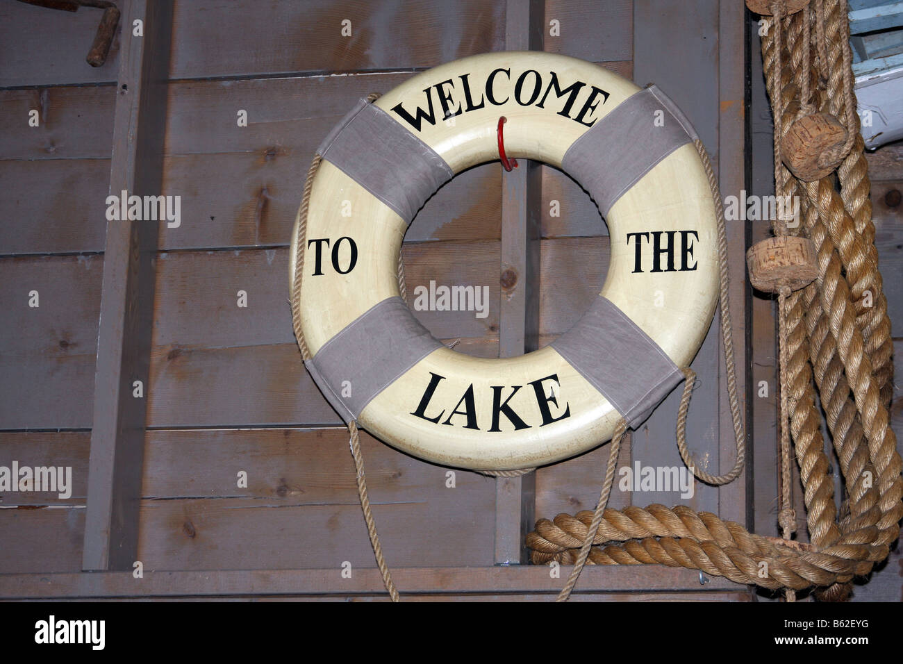 Nautische Dekorationen an der Wand eines Gebäudes wharf Stockfoto